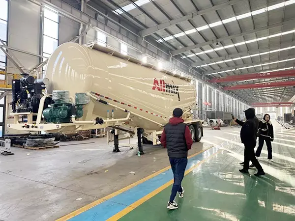 Begrüßen Sie kasachstani -Kunden, den Bulk Cement Tank Semi Trailer Workshop zu besuchen