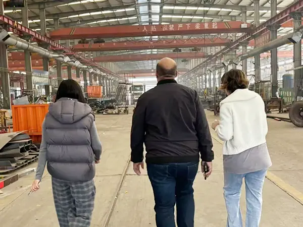 Begrüßen Sie algerische Kunden, den Low -Flatbett -Semi -Trailer -Workshop zu besuchen