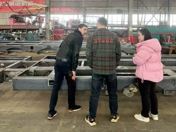 Begrüßen Sie Kunden bei der Besuchen Sie den Flatschen -Semi -Trailer -Workshop