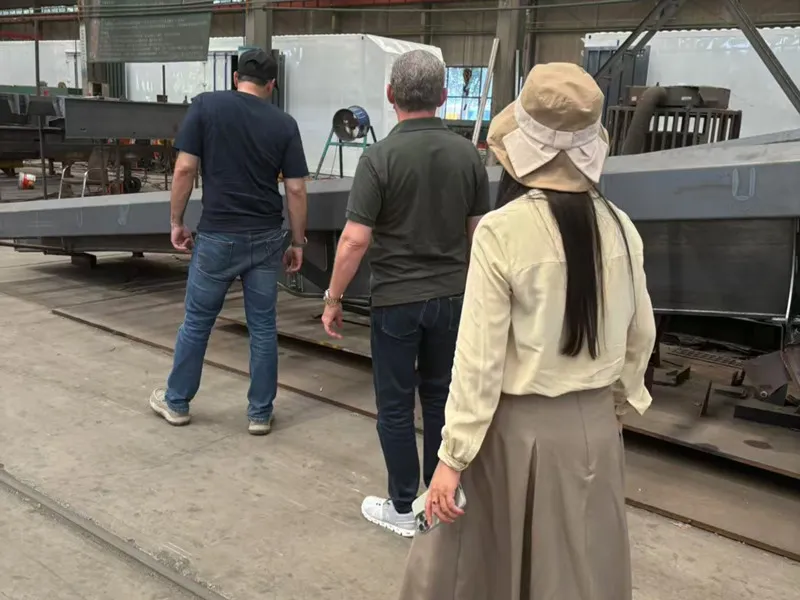 Aufzeichnung des Kaufs des zentralasiatischen Kunden im Kauf eines Semi-Trailer-Projekts mit niedrigem Betten