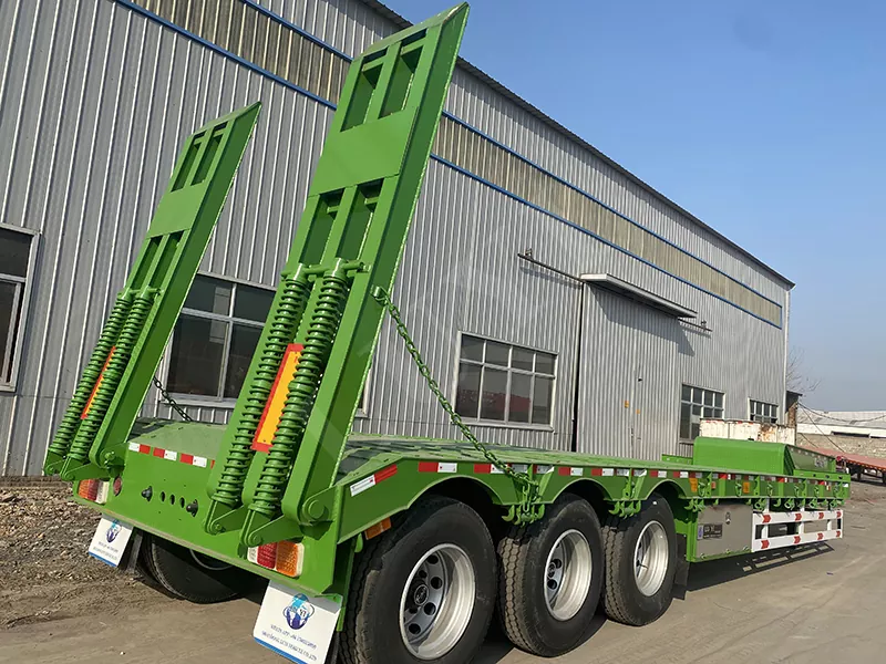 Tansanian Customer Signs Contract mit Luyi Automobil, drei Achsen-Flachbett-Semi-Trailer wird afrikanischen Logistiktransport bedienen