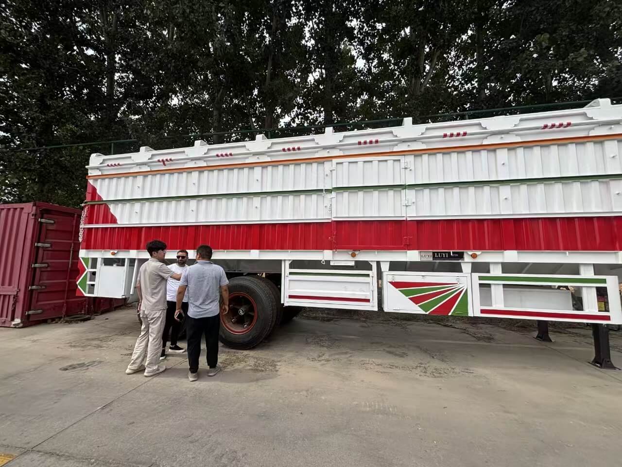 Sudanesische Kunden besuchten die Lu Yi Company, um 2 Achsen Drop -Side -Suspensionsfahrzeuge zu kaufen