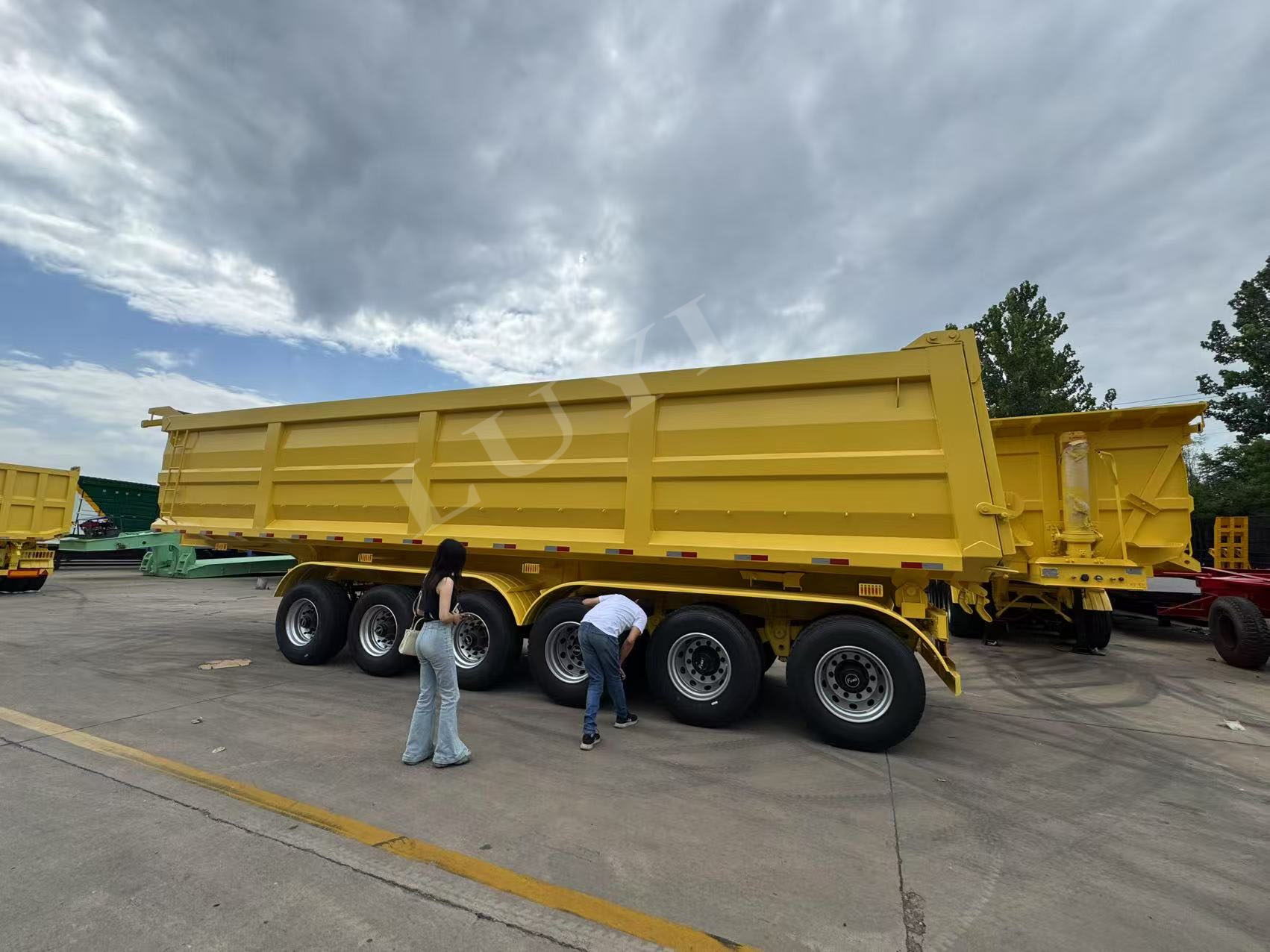 Saudische Kunden führen Vor-Ort-Inspektionen von 30-Kubikmeter-Zementtankwagen durch und gelangen effizient zu einem Kooperationsauftrag