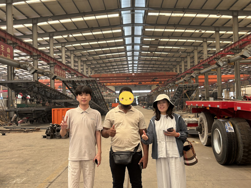 Die Luyi-Fabrik heißt tansanische Kunden herzlich willkommen und vertieft die Zusammenarbeit und den Austausch zwischen China und Afrika im Bereich Ausrüstung