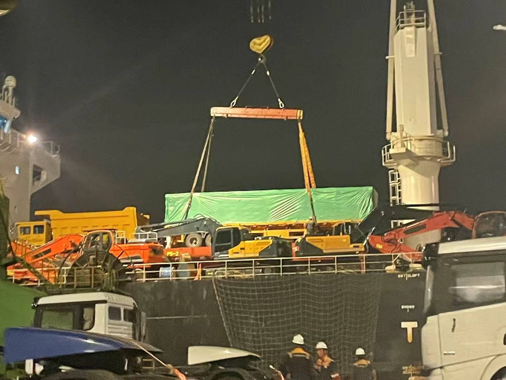 Setzen Sie die Segel nach Ghana! Drei flache Sattelauflieger von LuYi erfolgreich auf das Schiff verladen