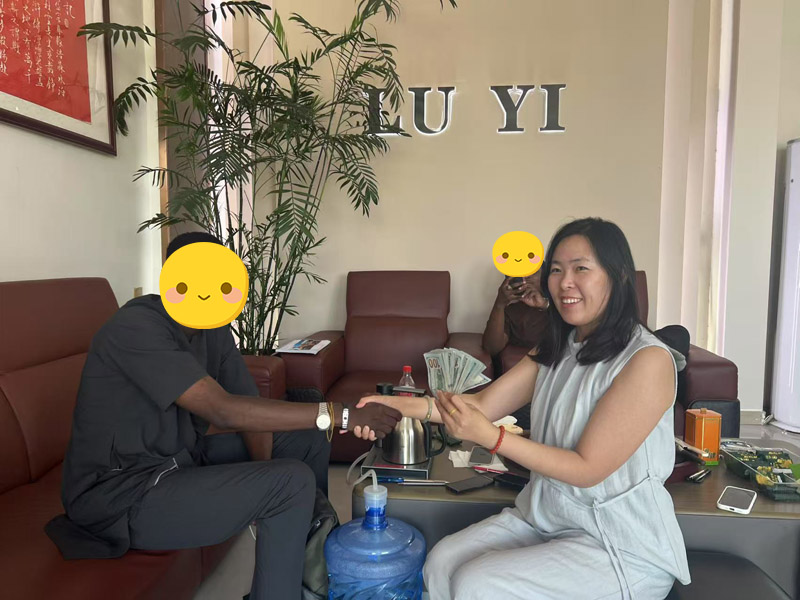 Nigerianische Kunden besuchten LuYi und unterzeichneten einen Vertrag, wodurch ein neues Kapitel in der Zusammenarbeit mit Sattelaufliegern aufgeschlagen wurde.