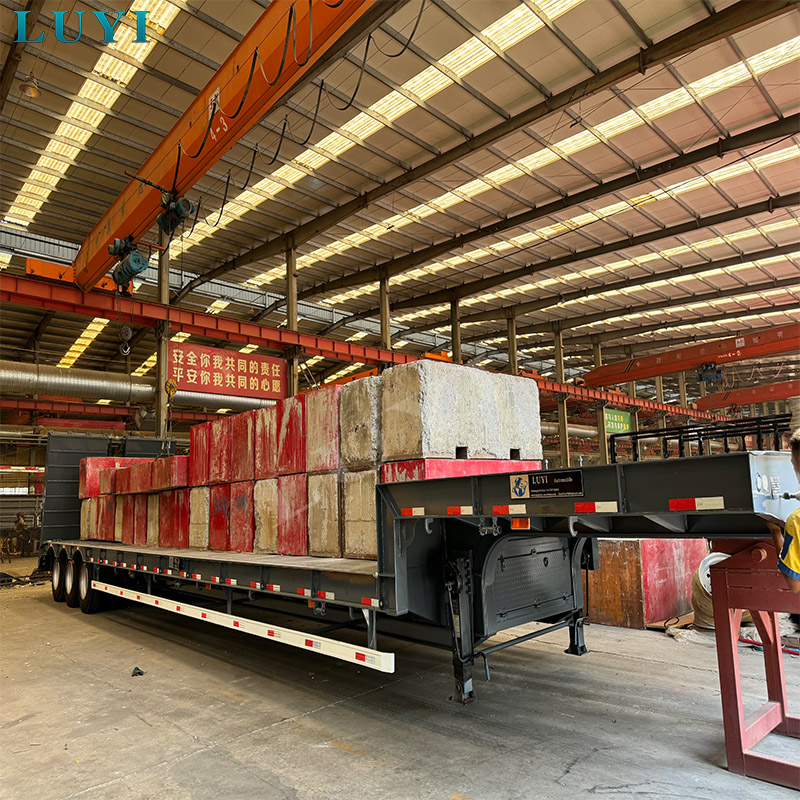 Saudische Kunden führen eine Vor-Ort-Inspektion der Luyi-Fabrik durch und schließen den Kauf von 3-Achs-Tieflader-Sattelaufliegern ab