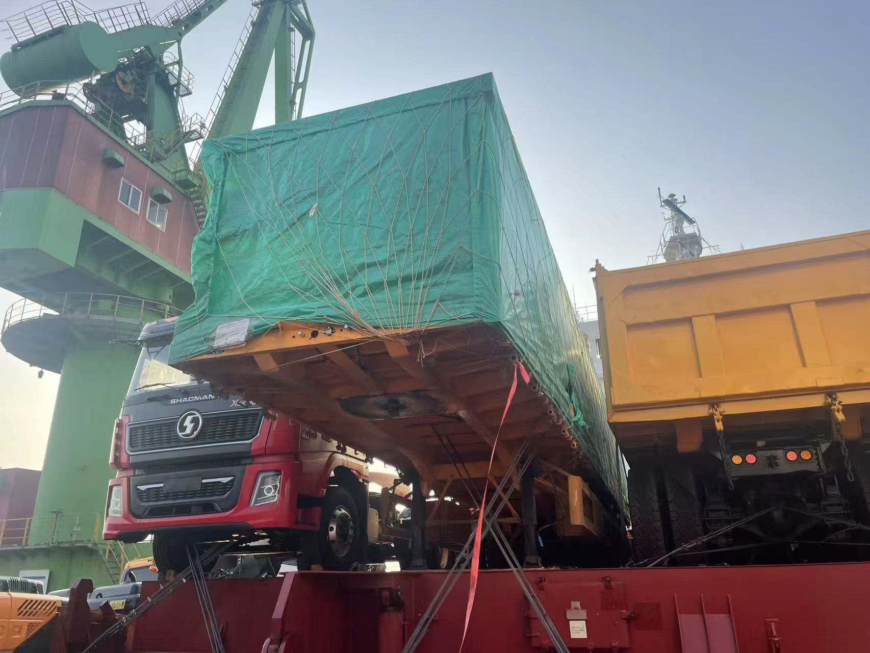 Neue grenzüberschreitende Transportanordnung! Der dreiachsige 4-Fuß-Tieflader von Luyi macht sich auf den Weg nach Kasachstan