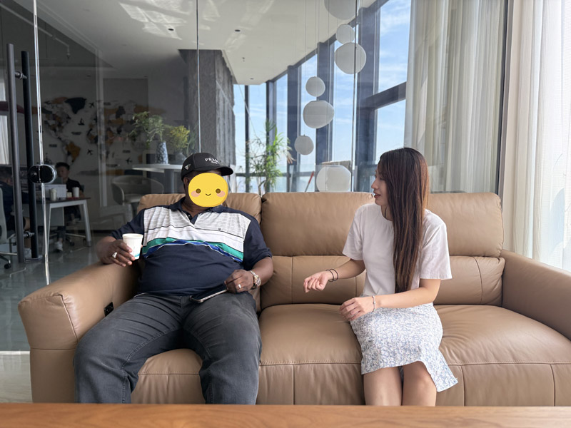 Kunden aus Kirgisistan besuchen das Werk von Lu Yi und unterzeichnen erfolgreich einen Vertrag über vierachsige Tieflader-Sattelauflieger