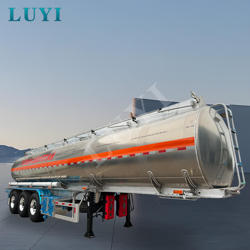 Der dreiachsige Luyi-Öltankwagen aus Aluminiumlegierung macht sich auf den Weg, um Turkmenistan mit effizienter Transportkapazität zu helfen
