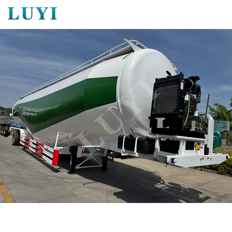 Der dreiachsige 85-Kubikmeter-Pulvertank-Sattelauflieger von Luyi fährt nach Guinea und unterstützt die Infrastrukturlogistik in Westafrika