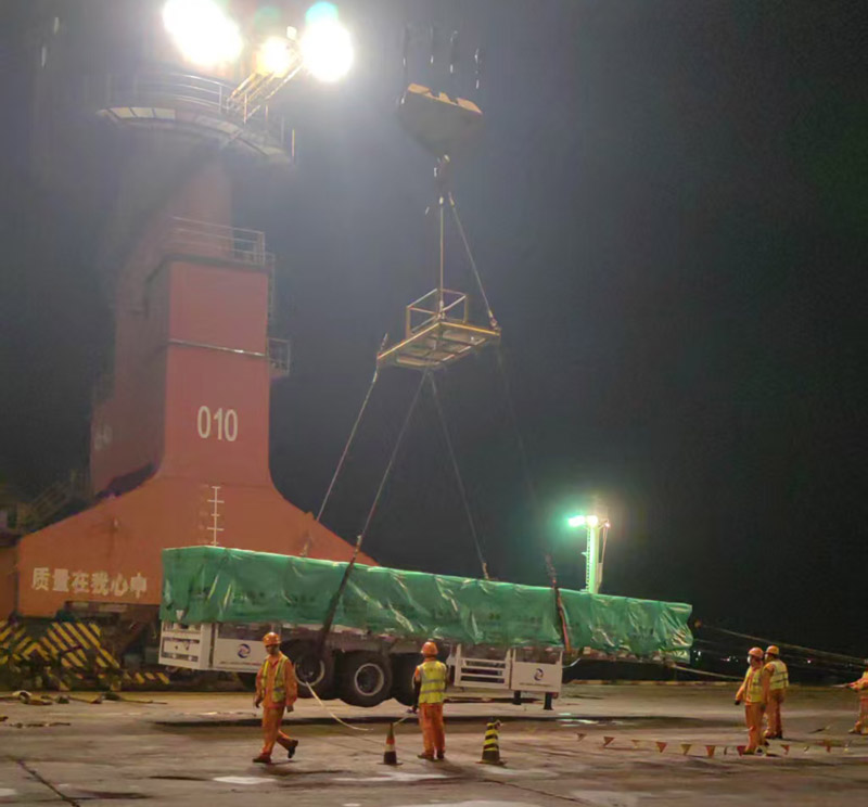 Eine Ladung dreiachsiger Luyi-Tieflader-Auflieger machte sich auf den Weg und wurde erfolgreich auf den omanischen Markt verschifft