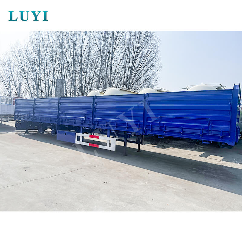 Der dreiachsige Luyi-Sattelauflieger mit abnehmbaren Seitenwänden wurde erfolgreich nach Sambia verschifft und vertiefte die Logistikkooperation zwischen China und Afrika