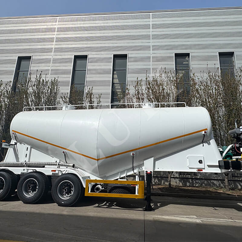 Zur Stärkung der Logistikkooperation zwischen China und Senegal wurden dreiachsige Öltankauflieger von Luyi nach Senegal verschifft