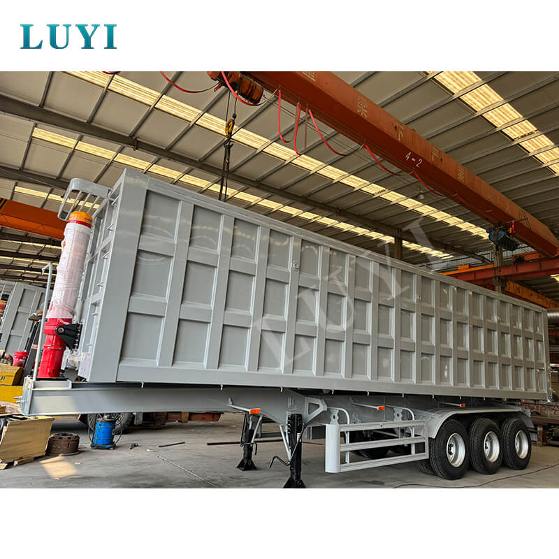 Erleichterung der Modernisierung der afrikanischen Logistik: Eine Ladung dreiachsiger Hinterkipp-Sattelauflieger trifft in Tansania ein