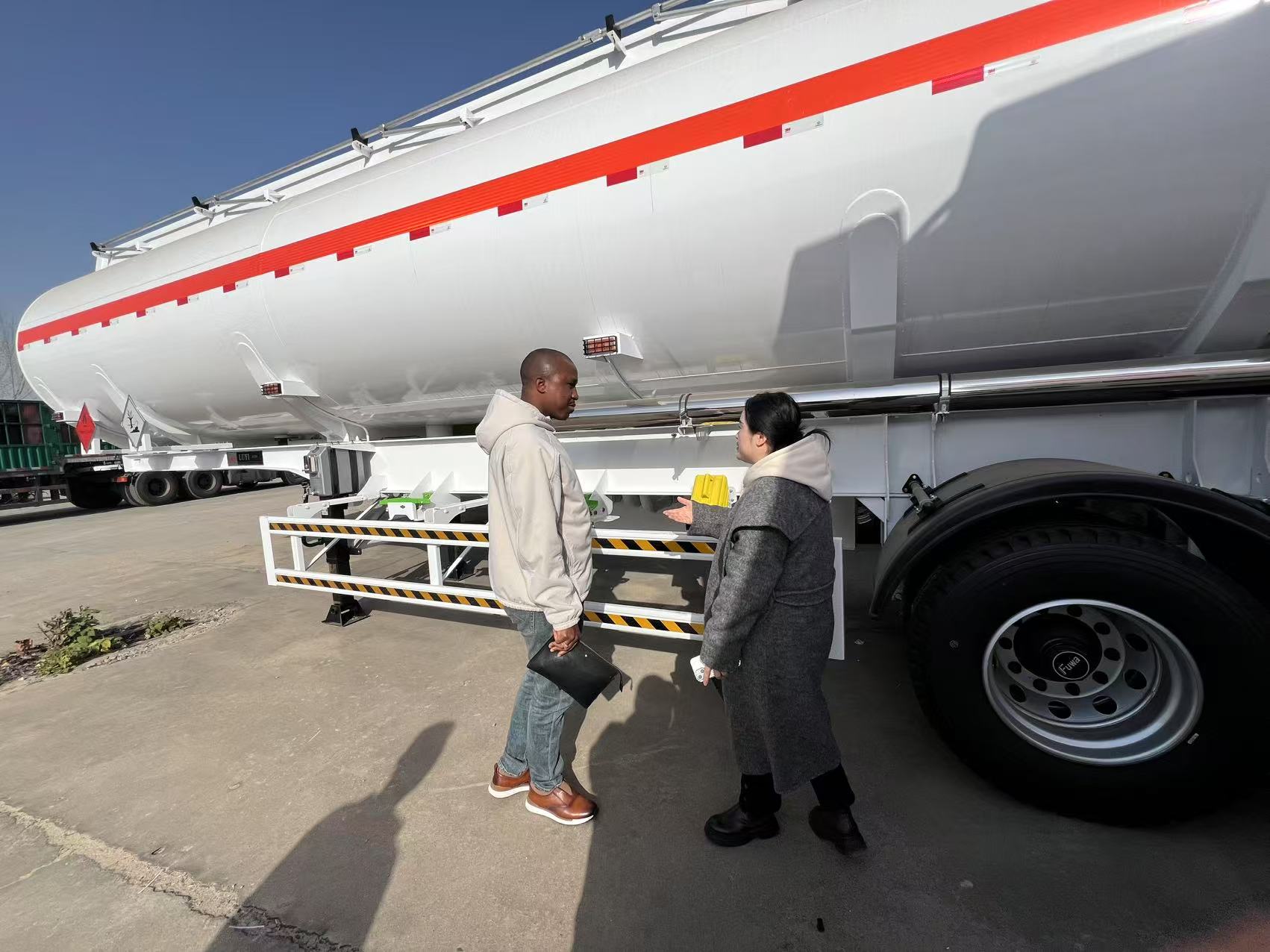 Kunden aus Guinea besuchen die LUYI-Produktionsbasis und erleben die Produktion von 40T-Sattelaufliegern aus erster Hand