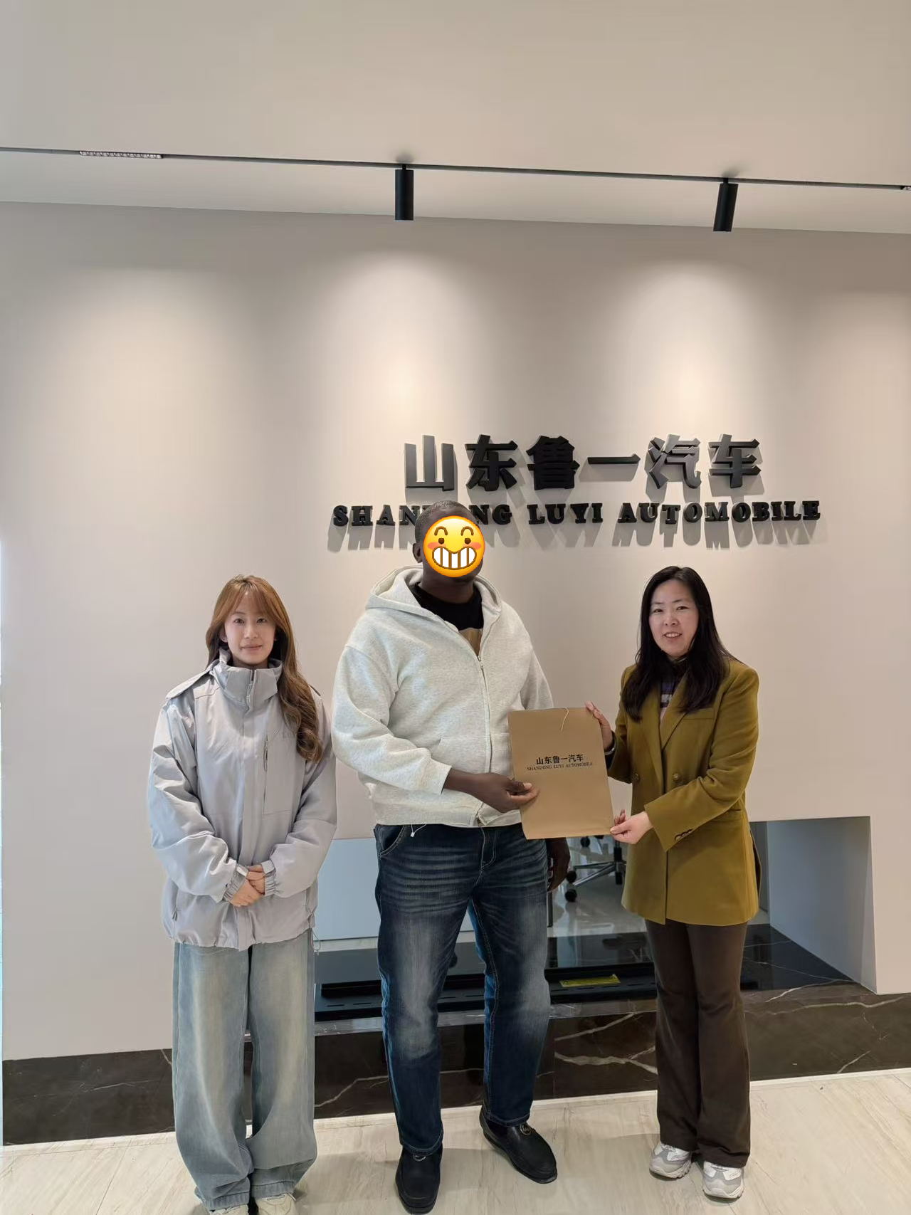 Vom Werksbesuch bis zur Auftragsbestätigung: Wie Luyi Auto das Vertrauen eines ivorischen Kunden für 4 Schwerlast-Muldenkipper gewann