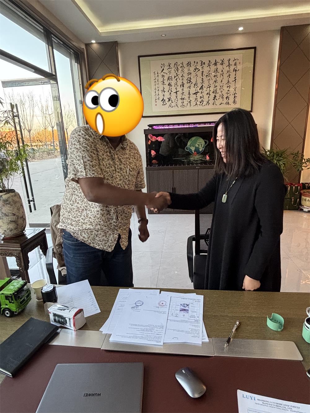 Wie ein saudi-arabisches Schwertransportunternehmen nach einem Werksbesuch Luyi Auto für drei maßgeschneiderte Tieflader-Anhänger wählte