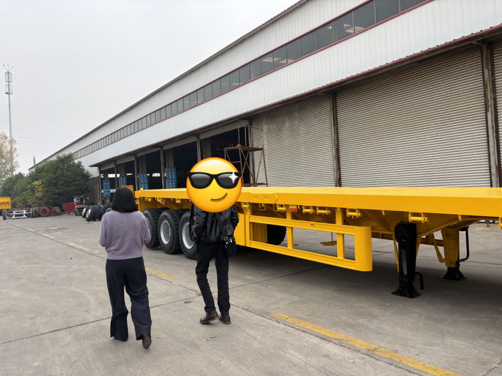Wie LUYI AUTO einem algerischen Logistikunternehmen dabei half, die Transporteffizienz von Schwermaschinen mit 8 maßgeschneiderten dreiachsigen Tiefladern zu verbessern