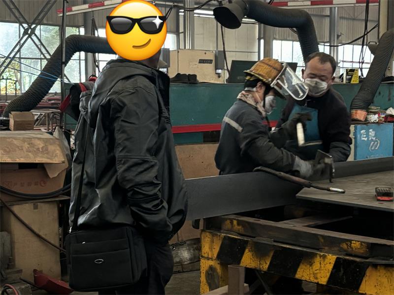 Wie LUYI einem Logistikkunden auf den Komoren dabei half, die Frachtflexibilität mit drei dreiachsigen Seitenwandaufliegern zu verbessern