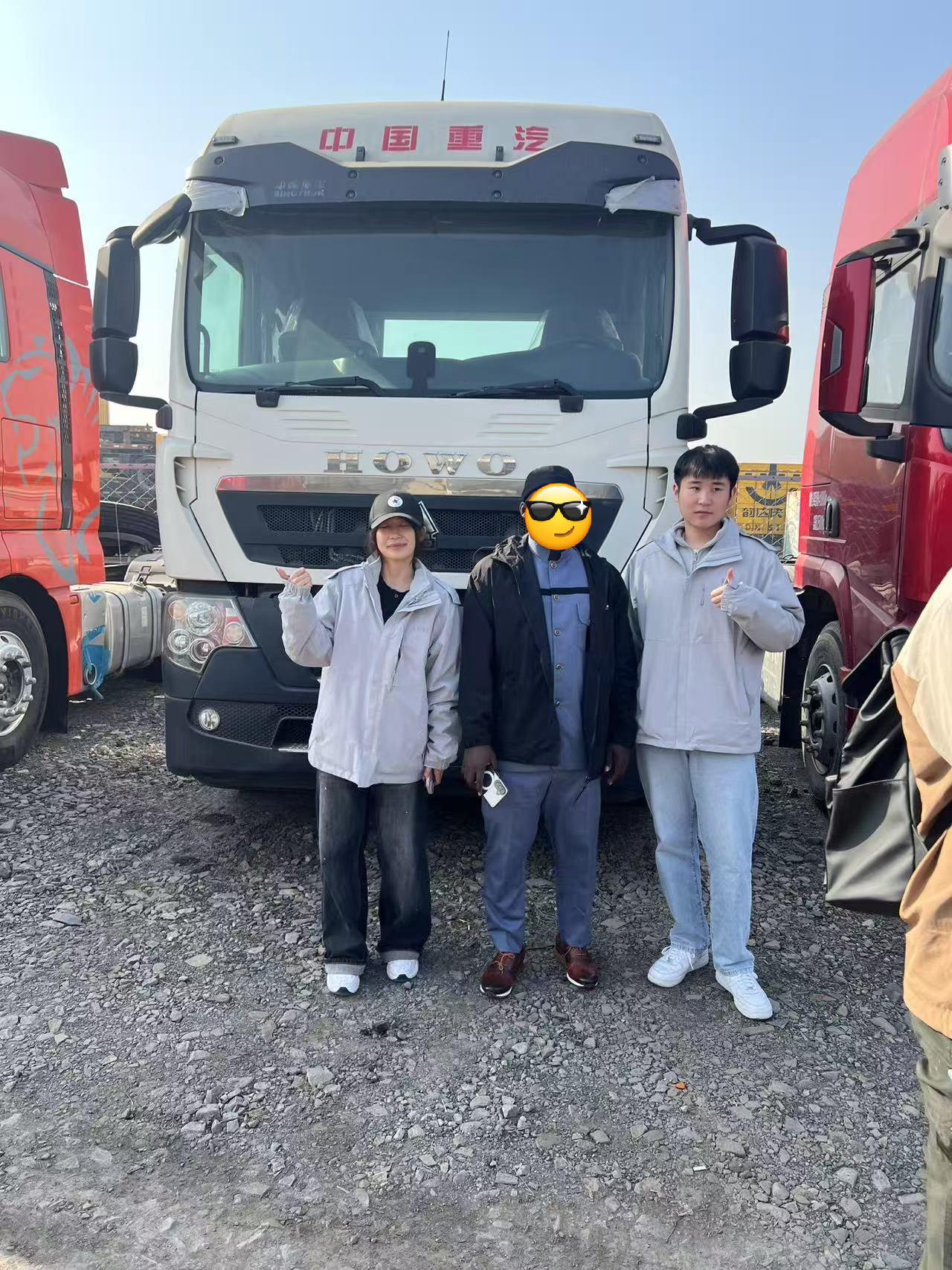 Wie LUYI einem kenianischen Kunden beim Einsatz von zwei HOWO-Schwerlastkraftwagen für den Maschinenbau und den Ferntransport half