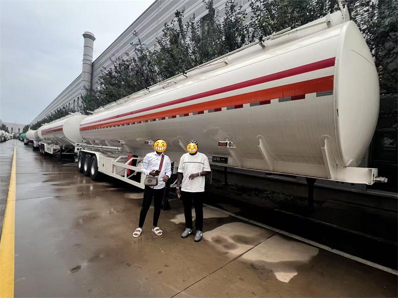 Wie LUYI einem mosambikanischen Kraftstofflogistikkunden dabei half, die sichere regionale Lieferung mit zwei maßgeschneiderten Tankaufliegern zu verbessern