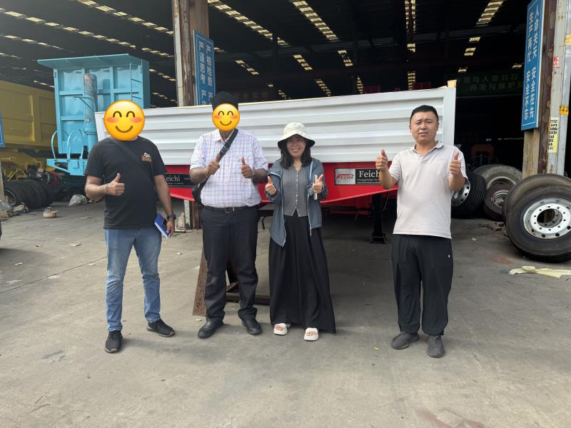 Logistikkunde aus Kasachstan besucht Luyi Auto und bestellt drei maßgeschneiderte 2-Achsen-Seitenwand-Sattelauflieger