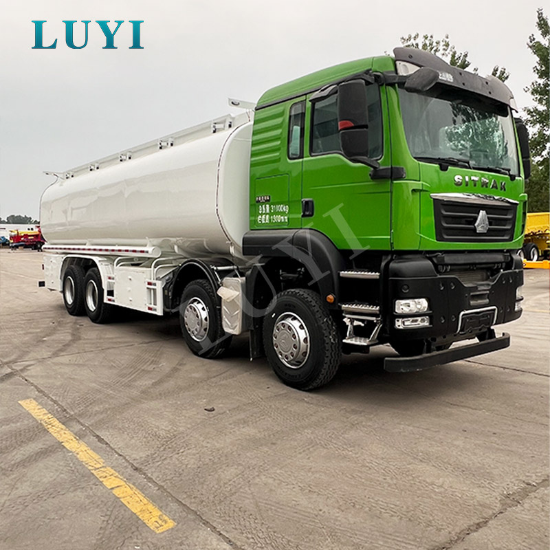 Sinotruk SITRAK 8×4 30000L Kohlenstoffstahl-Tankwagen