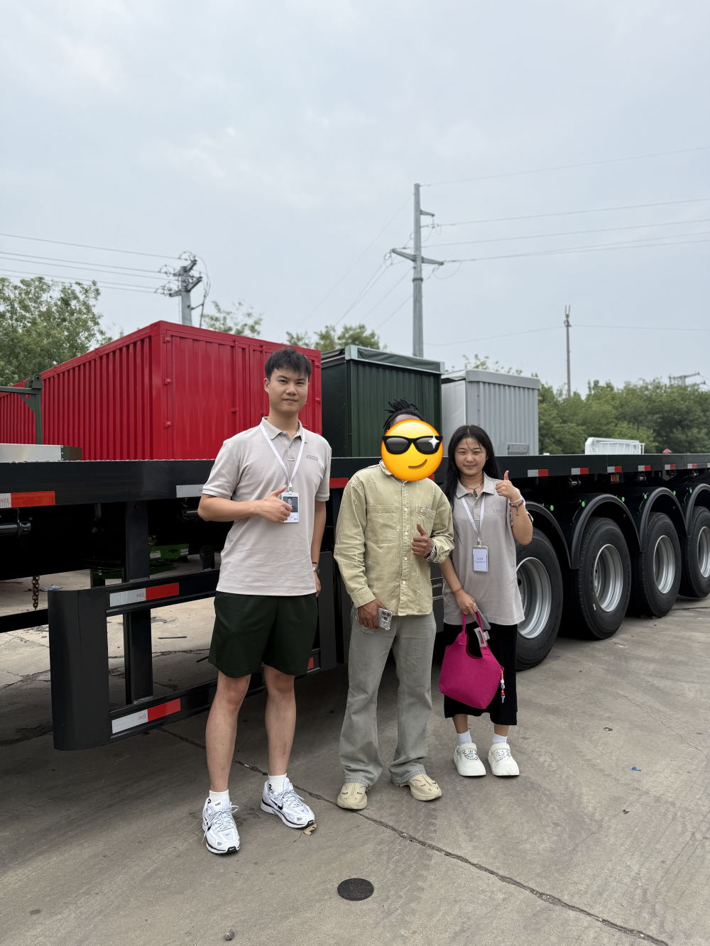 Kunde von Swasiland Logistics besucht Luyi Auto und bestellt drei maßgeschneiderte schwarze Tieflader für den Gütertransport auf unebenen Straßen