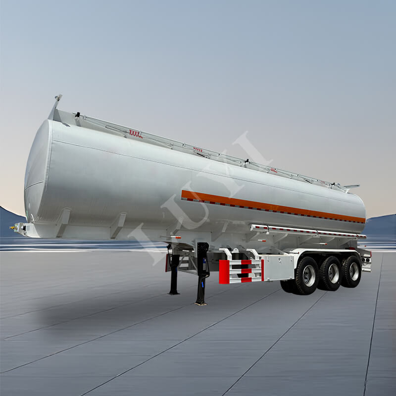 Dreiachsiger 55.000-Liter-Öltank-Sattelauflieger aus Kohlenstoffstahl Dreiachsiger 55.000-Liter-Öltank-Sattelauflieger aus Kohlenstoffstahl